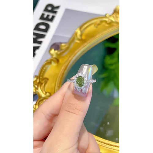 Anillo con pavé de halo festoneado y diamantes de laboratorio en cojín verde