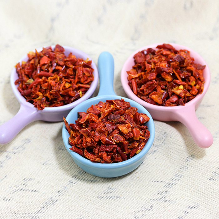 Air-dried household red pepper segments 