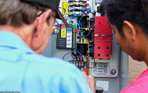 تطور معايير السلامة الكهربائية: تضع مفاتيح الفصل الخاصة بشركة Hecheng Electric معيارًا جديدًا