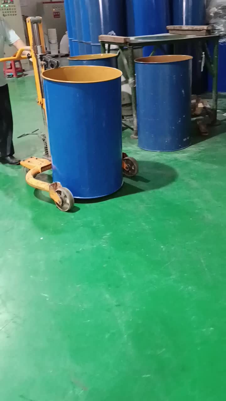 Ang pang-industriya na silicone goma ay halo-halong sa mass production, na tinitiyak ang pare-parehong kulay at pare-parehong pagganap