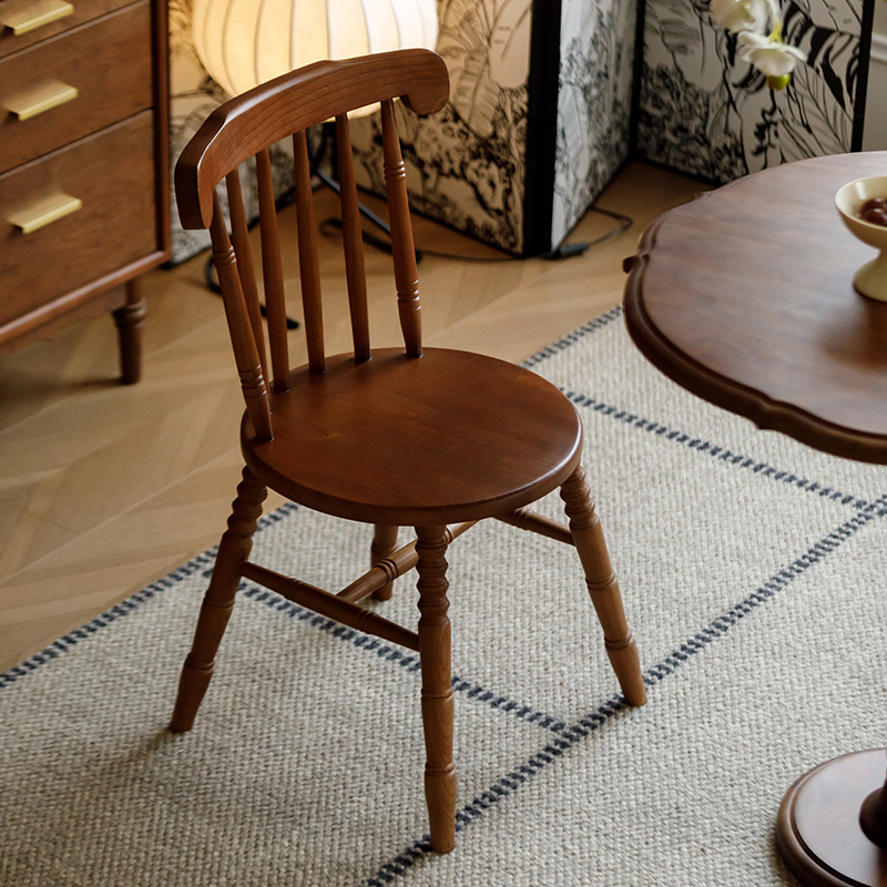 Bengbu Liangjia Furniture lança cadeira Windsor vintage de madeira maciça para expandir a linha de móveis de madeira premium