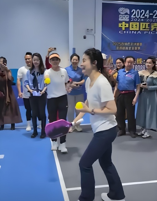 Der chinesische Sportstar Guo Jingjing versucht Pickleball zu spielen