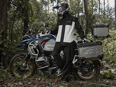 RC10-2 y RC11: chaquetas impermeables a prueba de aguaceros, diseñadas para viajar sin esfuerzo en climas húmedos