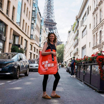 Chinese red eco-bags craze on the streets of Paris