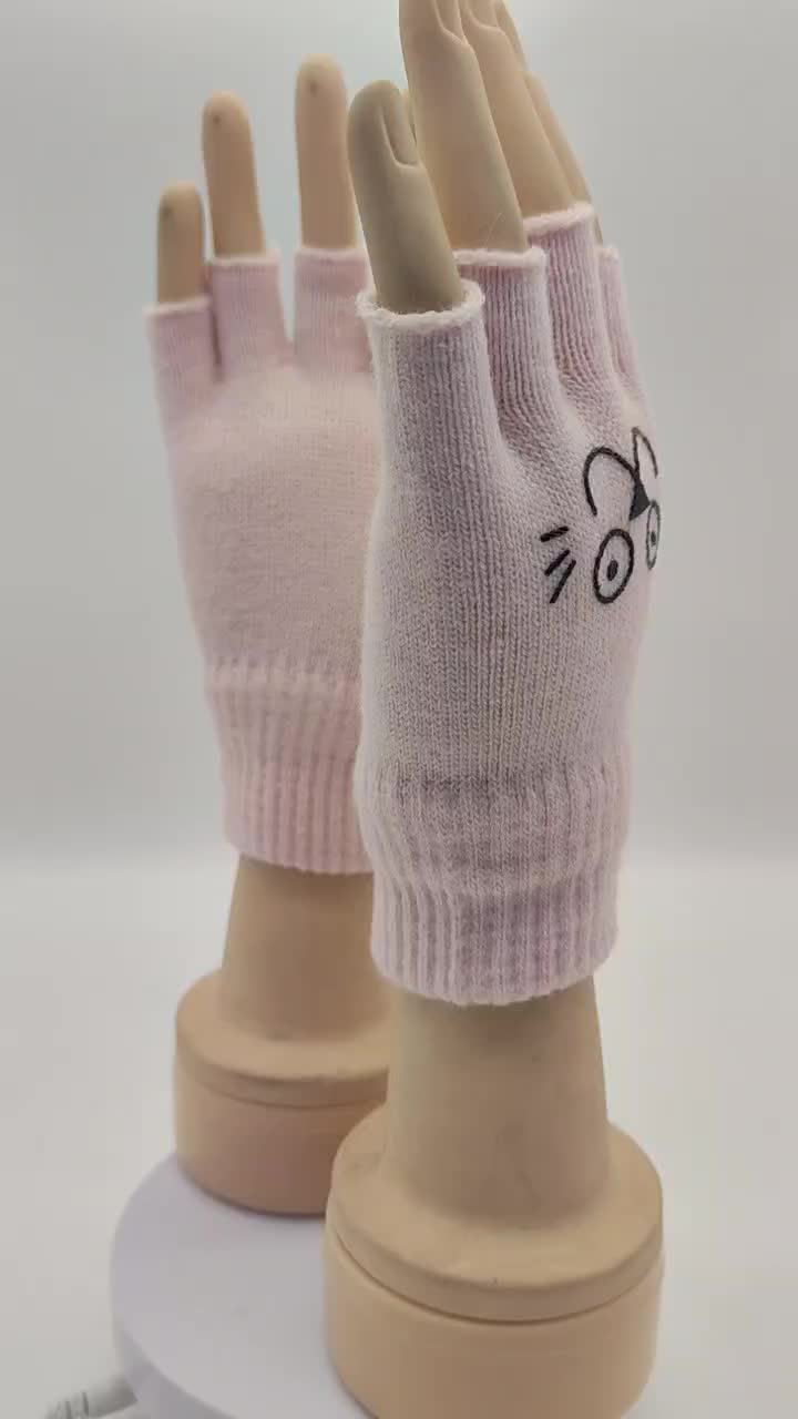 Knitted gloves