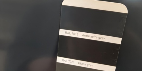 Processus de production de tôles métalliques revêtues de couleur gris graphite uni