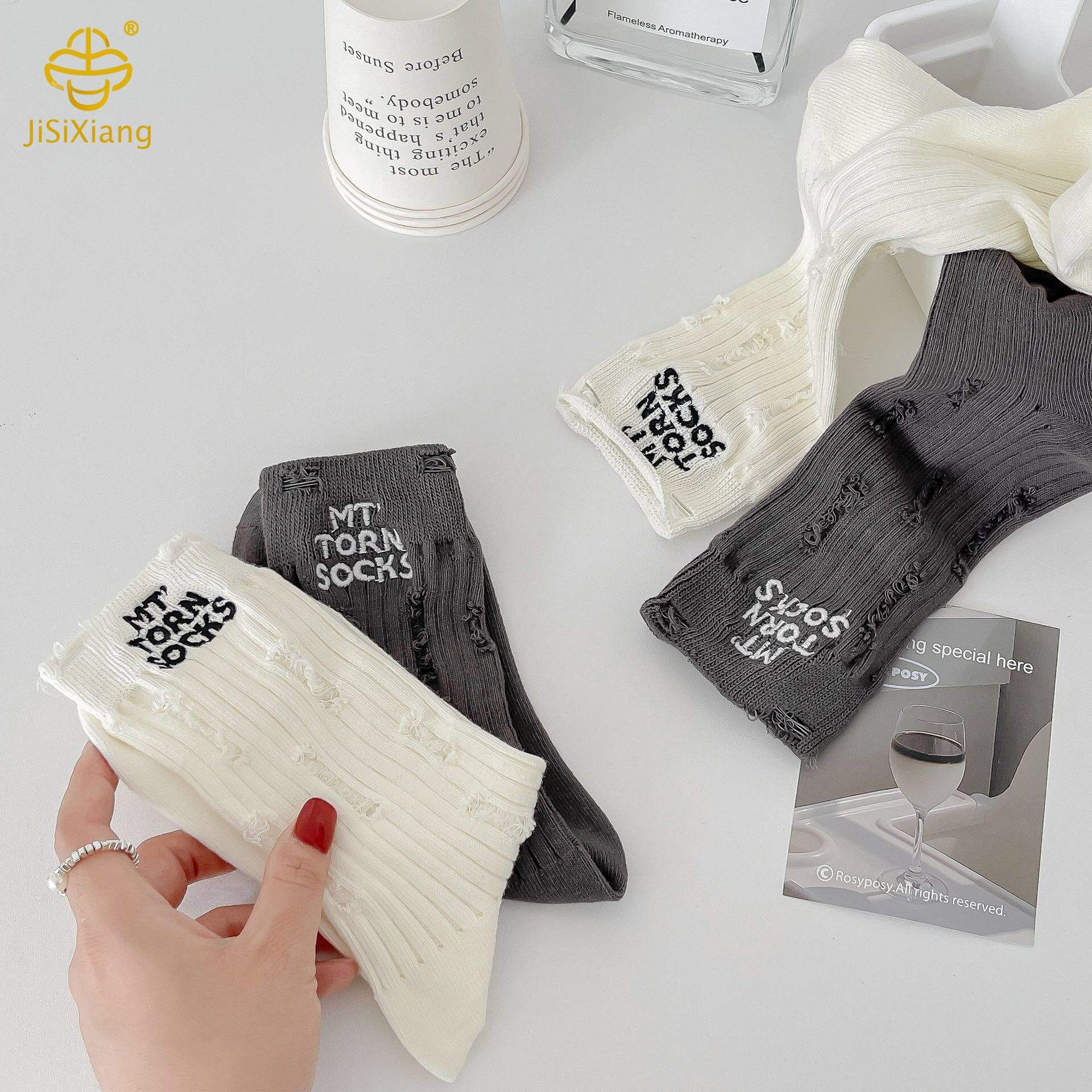 구멍, 자수 편지, 중간 튜브 양말이있는 거지의 한국 버전