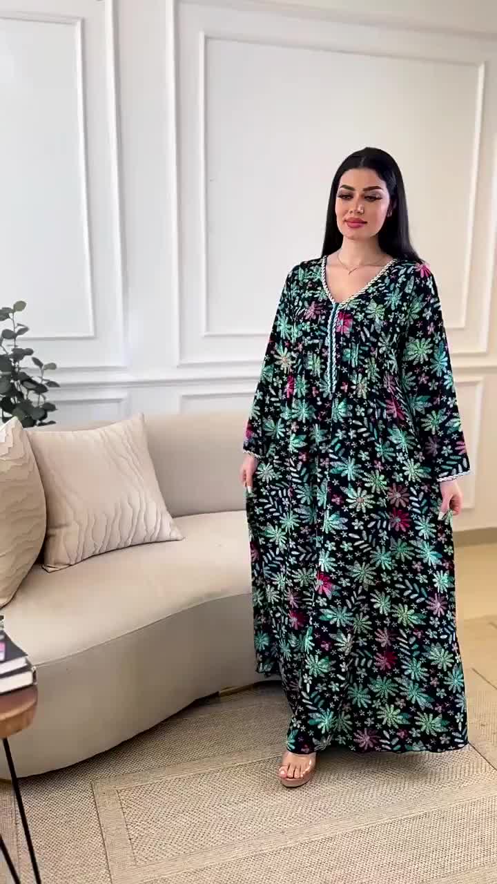 عباية بطبعة زهور وياقة على شكل حرف V وأكمام طويلة
