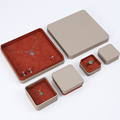 Hanhong Großhandel Custom Logo Neue Designdeckel und Basisring -Halsketten Schmuck Geschenkwrap Luxus Leder Schmuckschachtel Sets1