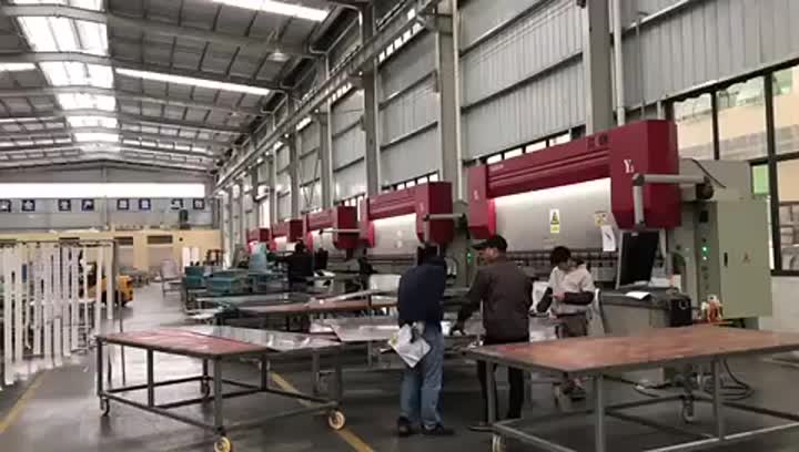 Taller de producción de chapa de aluminio.