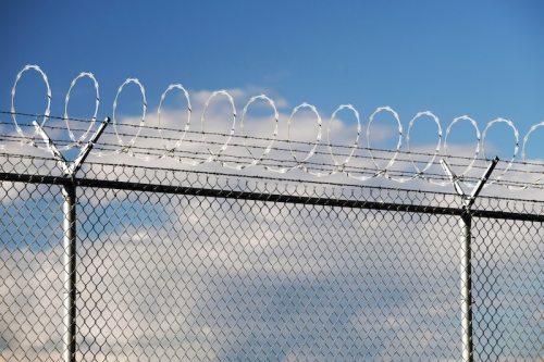 Stacheldraht vs. Stacheldraht: Was ist das Beste für Ihr Perimeter-Sicherheitsprojekt?