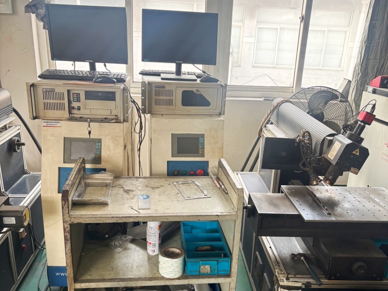 Semi-automatic laser welding machine