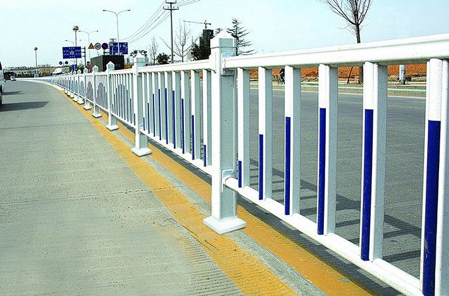 Pedestrian walkway guardrail