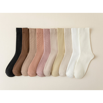 Lancement de nouvelles chaussettes mi-mollet aux tons neutres, élargissant ainsi la gamme complète de produits de chaussettes