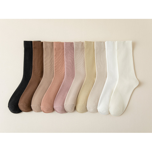 Lancement de nouvelles chaussettes mi-mollet aux tons neutres, élargissant ainsi la gamme complète de produits de chaussettes