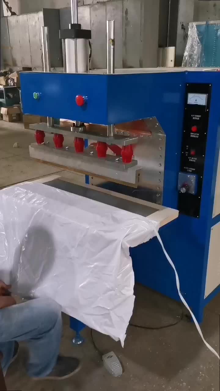 Machine à souder les plafonds tendus en PVC.mp4