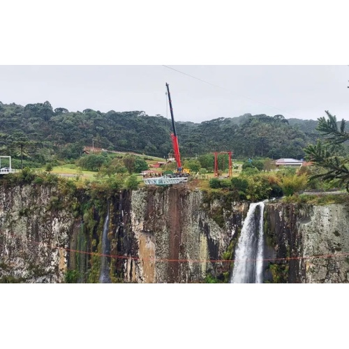 Sanys Kran nahm an der Montage des Glas -Lookouts teil