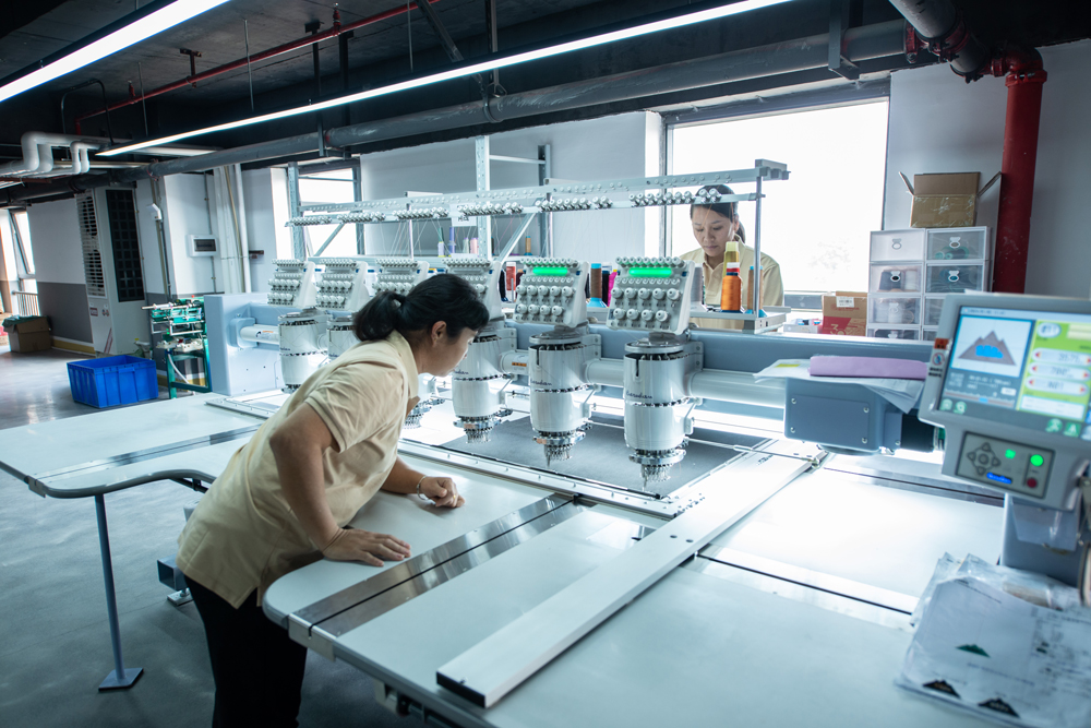 L'entreprise a récemment acheté des machines à broder importées et possède actuellement 10 machines à broder.