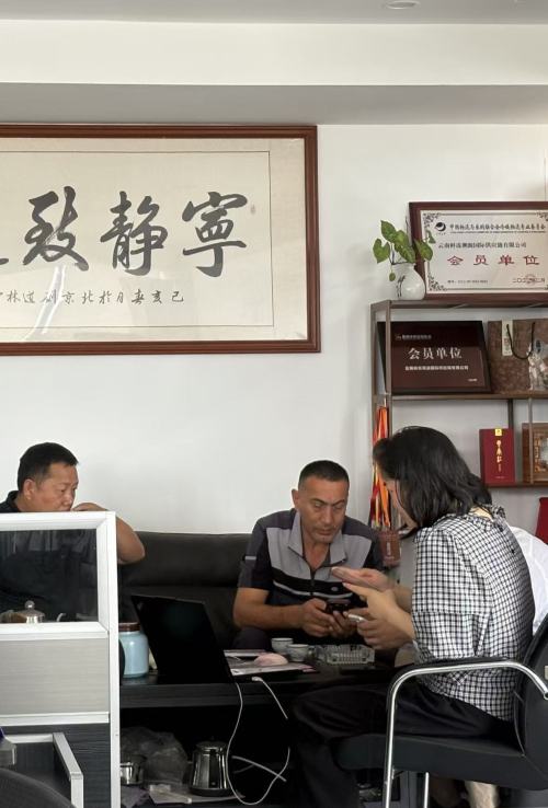 عميل من طاجيكستان يزور شركة Yunnan Border Trade لمناقشة شراء الزهور وتكنولوجيا زراعتها