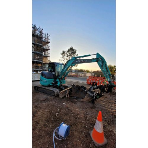 Notre excavatrice de 5,5 tonnes est devenue disponible à partir de ce jeudi, tiltrotateur, seaux, seau de tamis, marteau, scie à rocks, fourchette, tarière