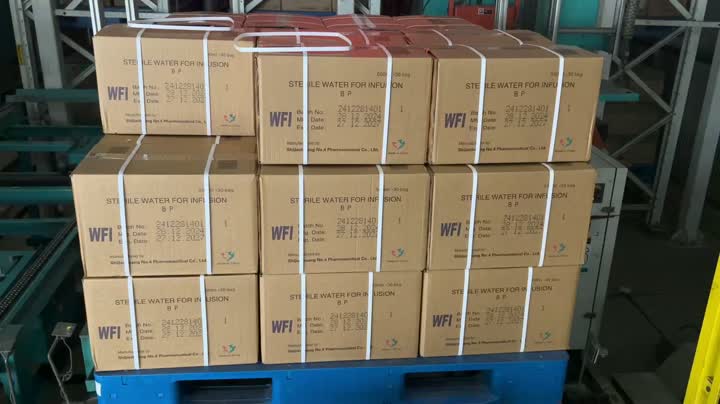 الماء لحقن كيس من البلاستيك