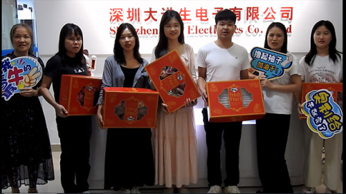 On the eve of the Mid-Autumn Festival, distribute holiday gifts to employees.