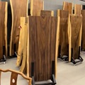 Conception unique table de forme naturelle dessus chêne en bois massif en bois live bord de noix table à manger en bois slab1