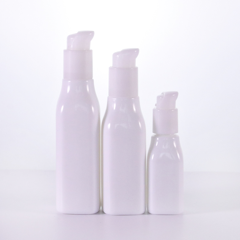 Quadratische weiße Lotionsflasche aus Opal mit weißen Pumps