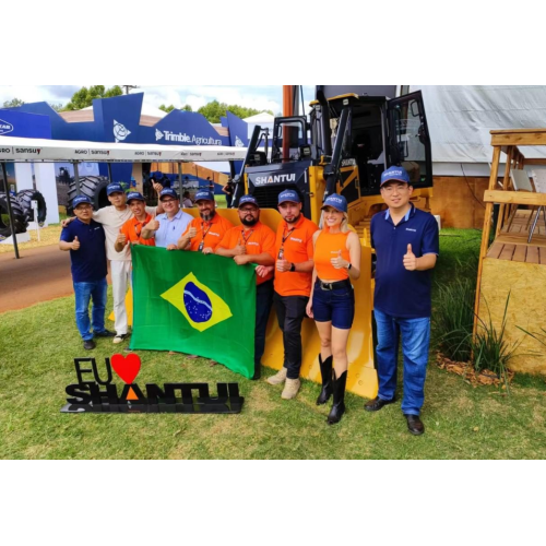 Les bulldozers des star de Shantui brillent lors de l'exposition agricole rurale à Cascavel, au Brésil,