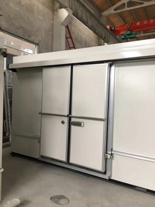 Porte scorrevoli della stanza fredda installate per il magazzino di Shanghai