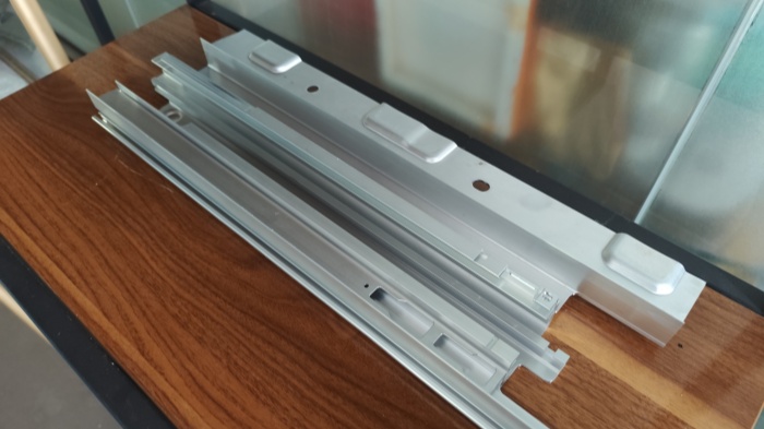 アルミニウムプロファイル切開バリを削除する方法は？高圧水burring洗浄機は、切開burrのアルミニウムプロファイル加工プロセスの問題を効果的に解決します。お問い合わせにようこそ！