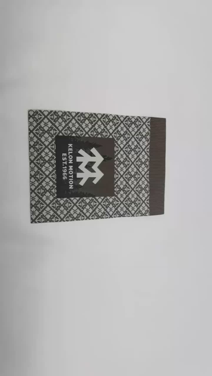 Vzorovaný tkaný základ se silikonovým potiskem štítku