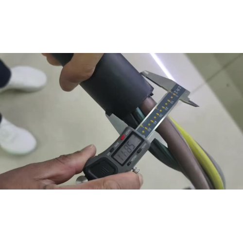 大型充電ケーブルの切断・剥離機