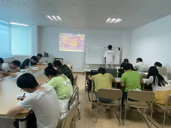 Compañía aprendiendo clase japonesa