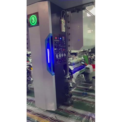 دستگاه چاپ روتوگراور در حال کار است