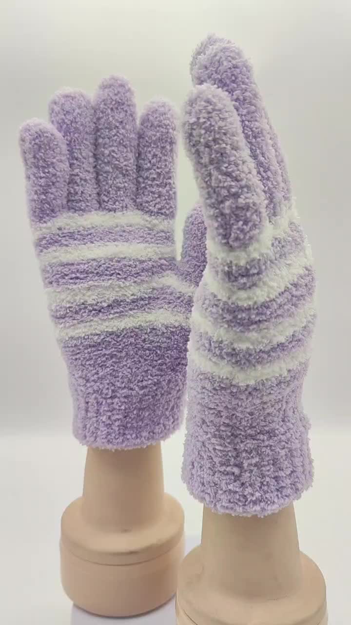 Knitted gloves