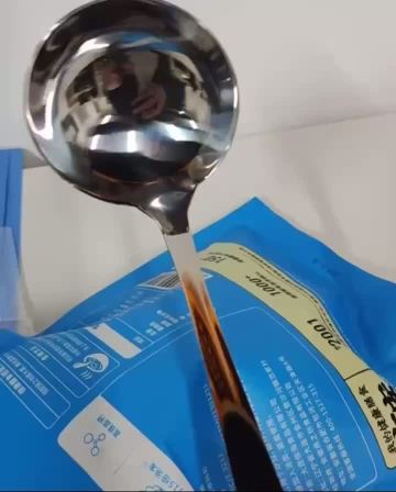 Thickened stainless steel long-handled large soup spoon can be used in the home kitchen to serve soup and porridge.