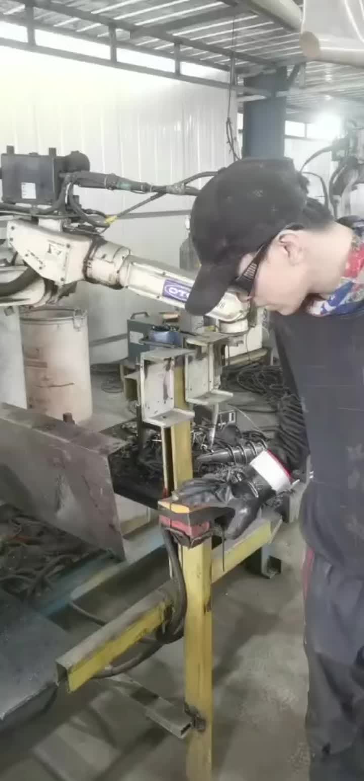 robot welding ground screw pile .mp4