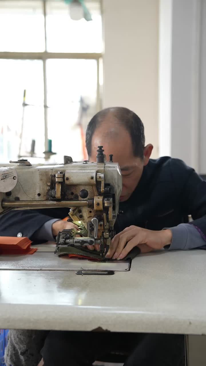 Процесс производства сумок для спортивных ракеток2