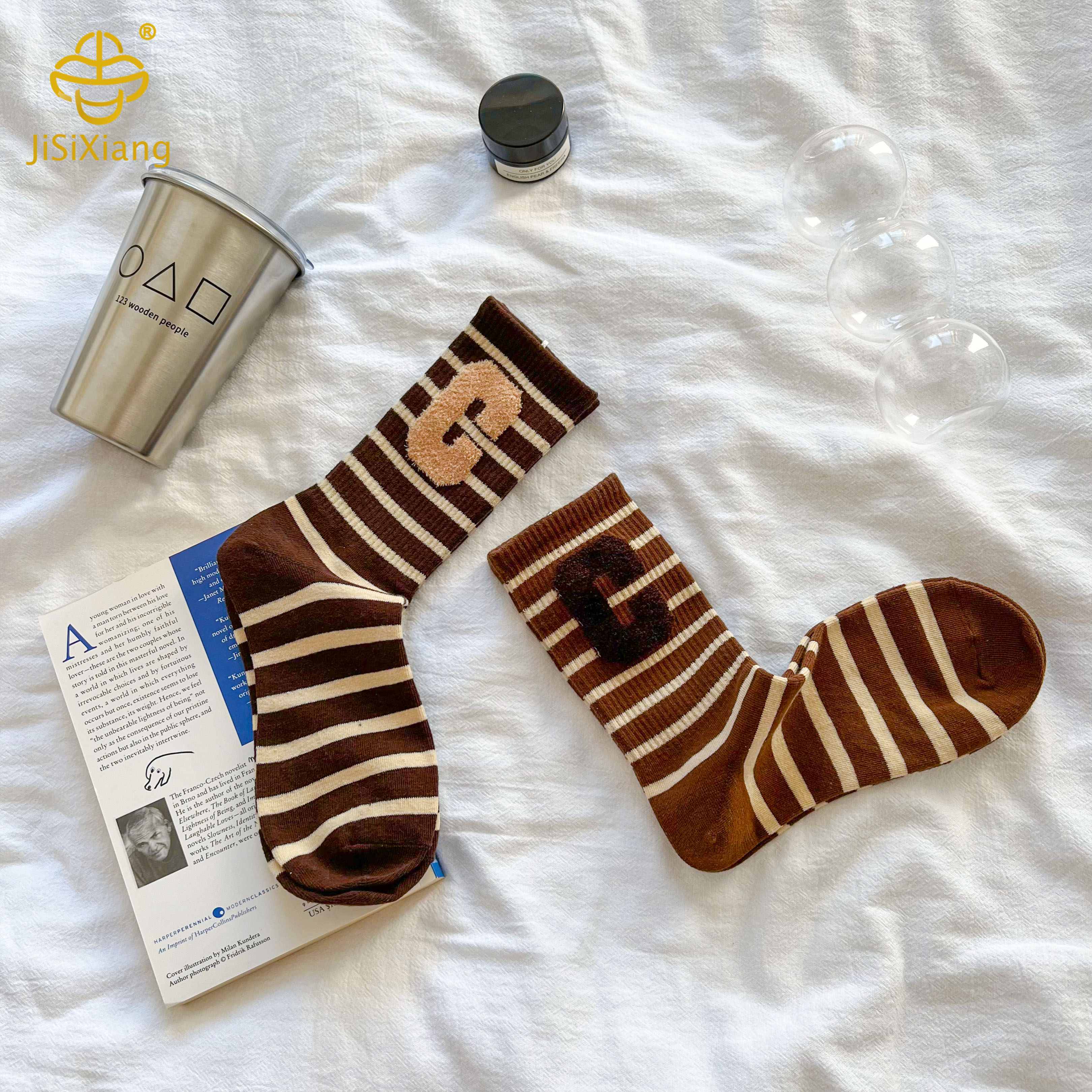 줄무늬 스포츠 파일 양말을 가진 Big C Letter 중간 튜브 양말의 한국 버전