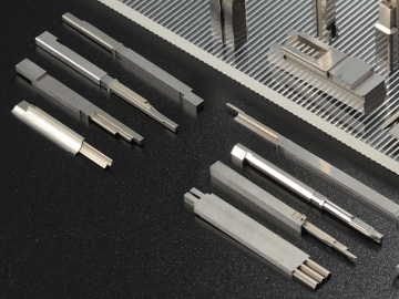What requirements should be met for machining high-precision components for mold accessories?