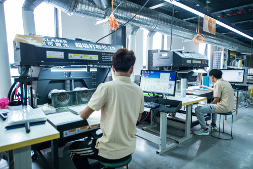 Společnost nově zakoupila 2 laserové popisovací stroje na výrobu fóliových teplosměnných etiket.