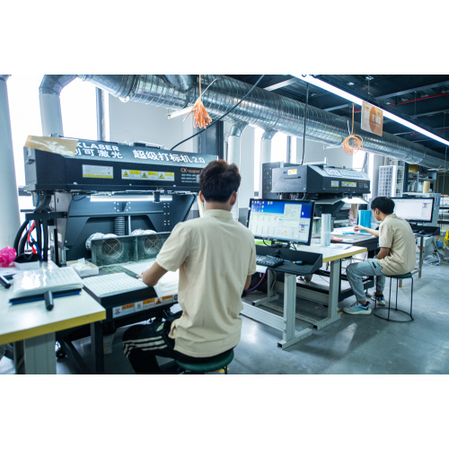 La société a récemment acheté 2 machines de marquage laser pour la production d'étiquettes à transfert thermique en film.