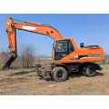 Excavadora de ruedas Doosan 210-7: equipo versátil y práctico para obras de construcción