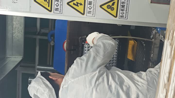 Извлечение из формы в процессе формования силиконовых чехлов для пуговиц