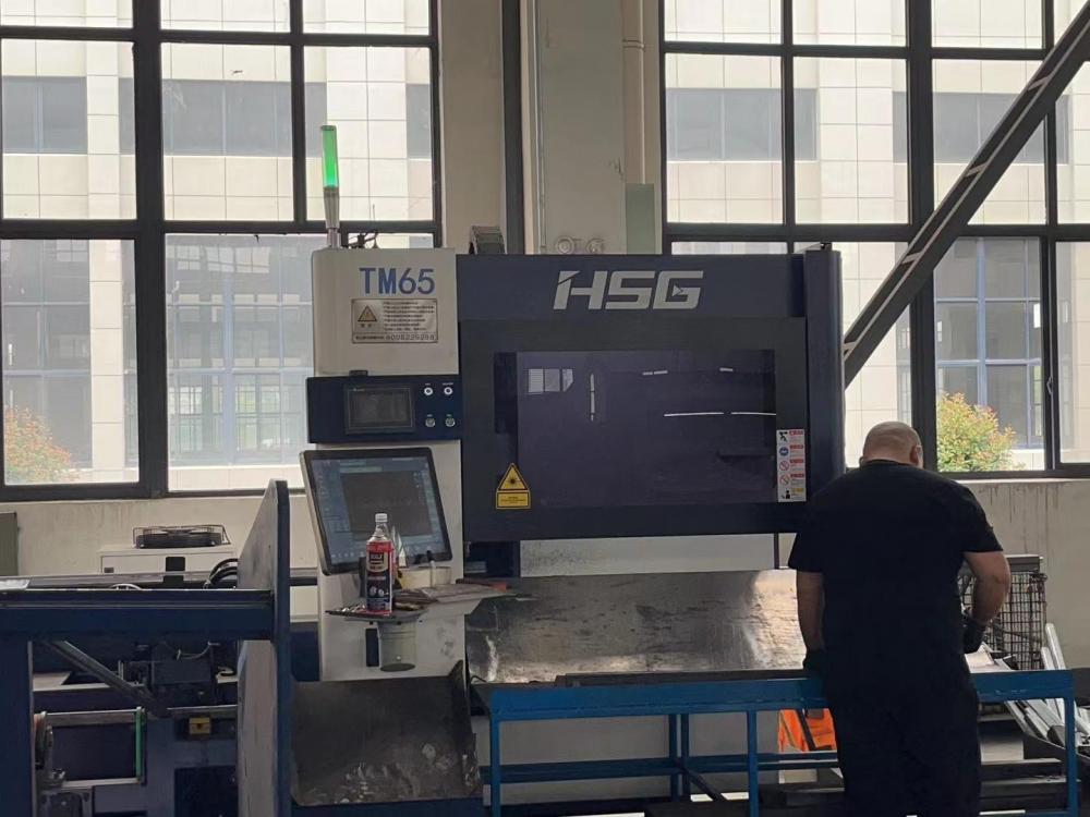 Laser pipe cutting machine