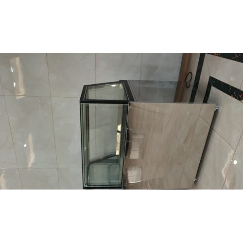 အချို့သော ကက်ဘိနက်ပစ္စည်းများကို ပြသထားသည်။