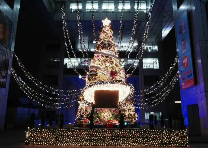 String Lights Christmas Tree