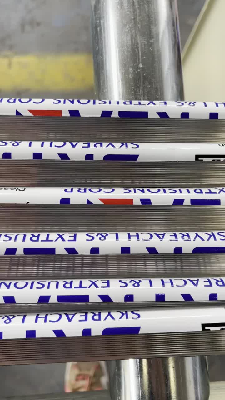 Machine à coller des films protecteurs pour l&#39;aluminium