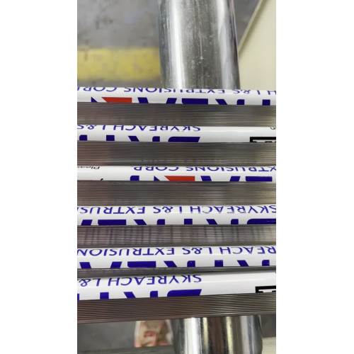 Machine à coller des films protecteurs pour l'aluminium